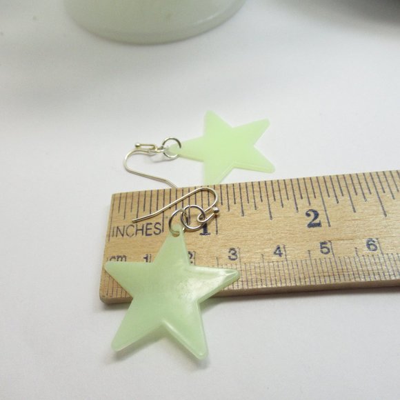 Glow in the Dark star earrings - Picture 7 of 9